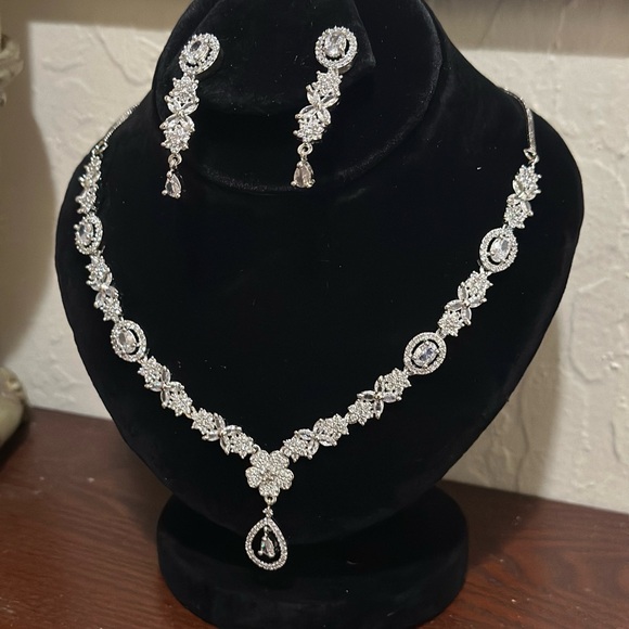 Necklace & Earrings Set - Picture 2 of 6